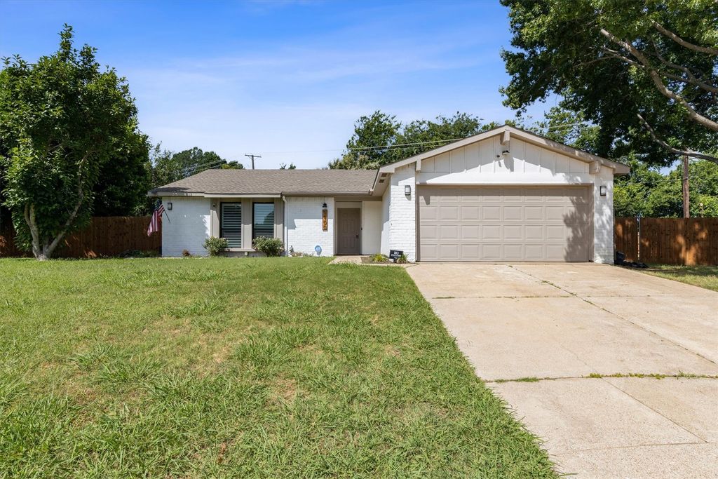 1900 Spies Spring Court, Arlington, TX 76006