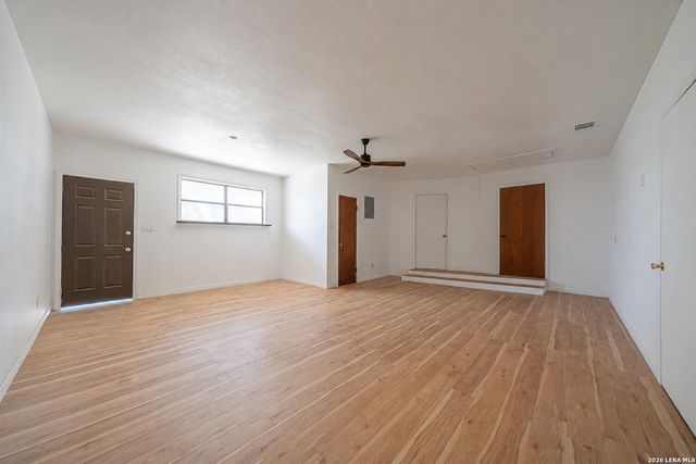 2001 Stagecoach, Seguin, TX 78155