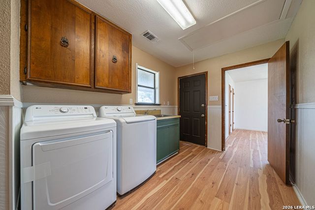 2001 Stagecoach, Seguin, TX 78155