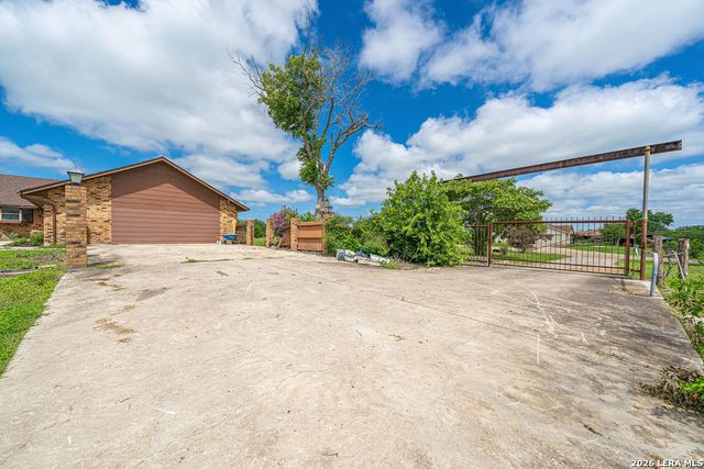 2001 Stagecoach, Seguin, TX 78155