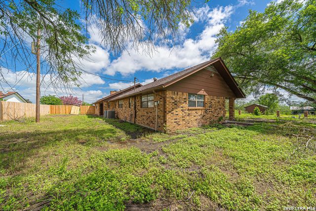 2001 Stagecoach, Seguin, TX 78155