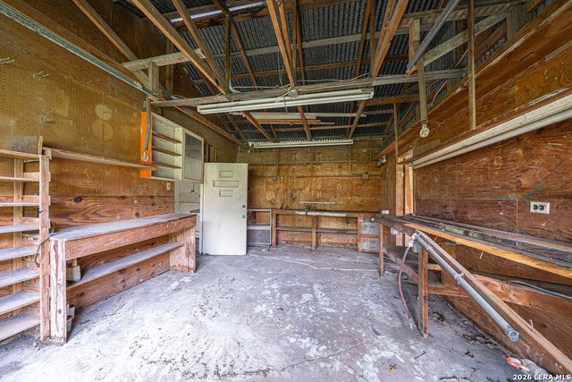 2001 Stagecoach, Seguin, TX 78155