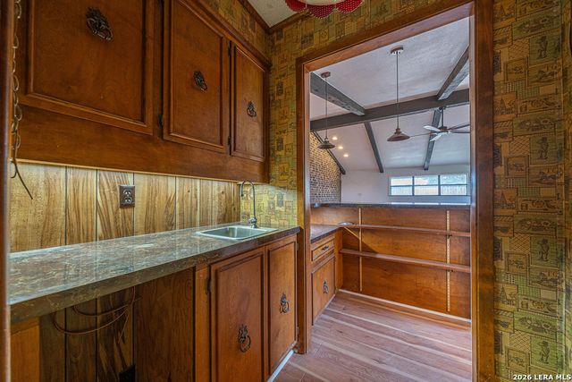 2001 Stagecoach, Seguin, TX 78155