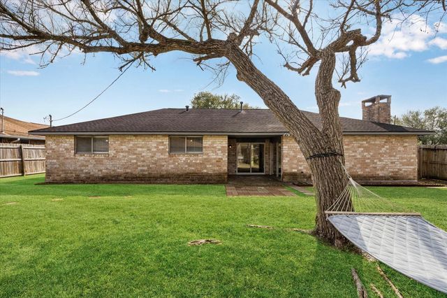 308 Brandywyne Drive, Friendswood, TX 77546