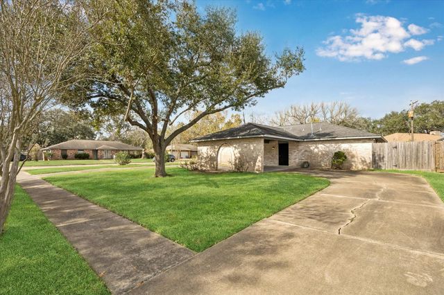 308 Brandywyne Drive, Friendswood, TX 77546