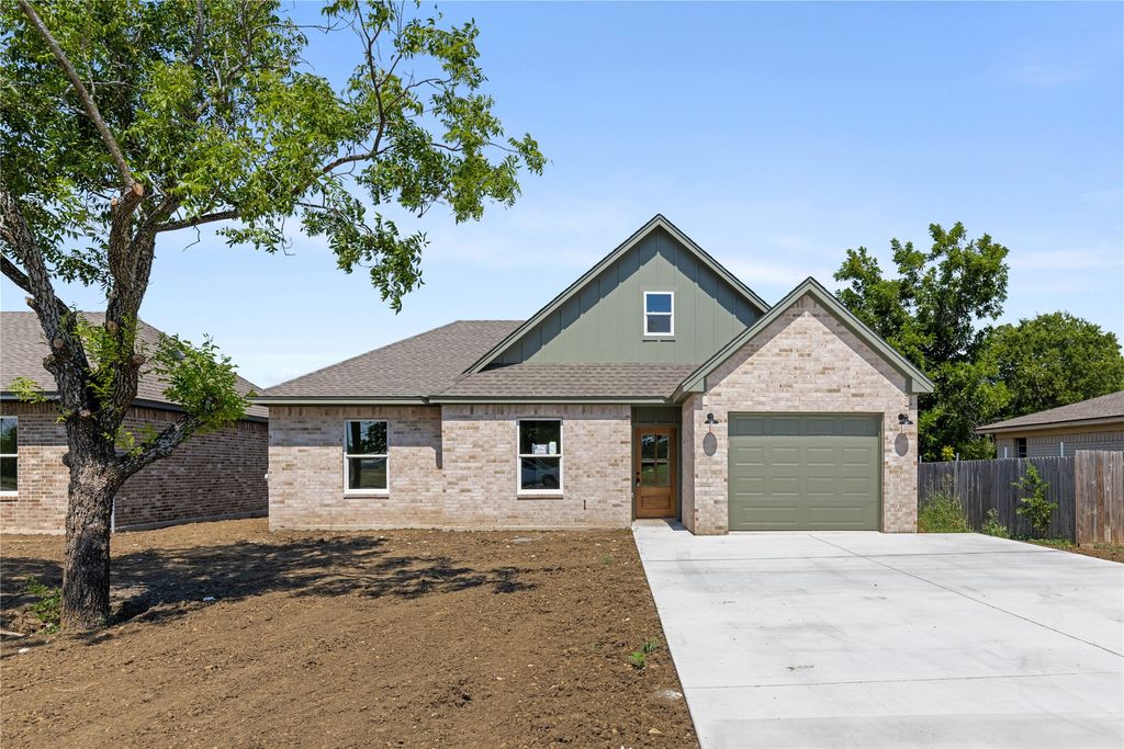 100 Arthur Avenue, Mcgregor, TX 76657