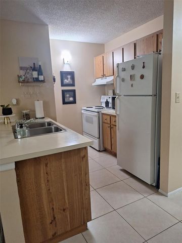 2701 Riverside Dr 202-B, Coral Springs, FL 33065