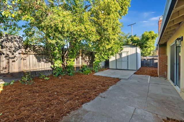 5875 Woodleigh Dr, Carmichael, CA 95608