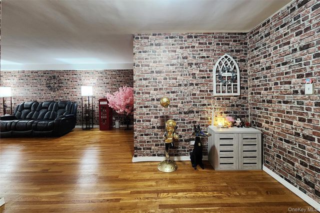 209-20 18th Ave 5E, Bayside, NY 11360