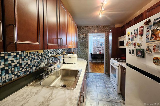 209-20 18th Ave 5E, Bayside, NY 11360