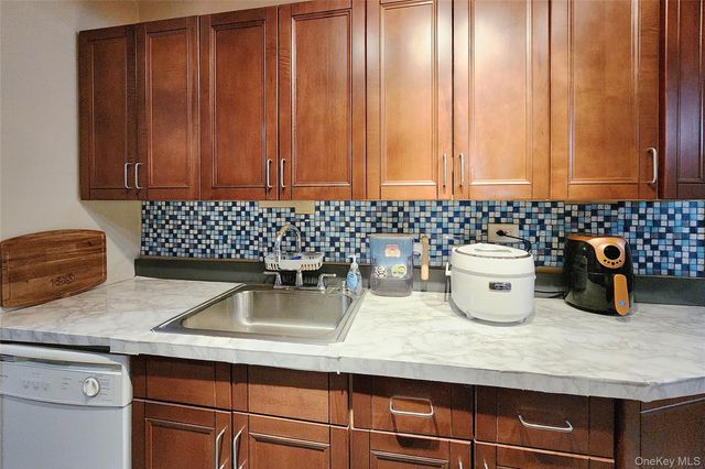 209-20 18th Ave 5E, Bayside, NY 11360