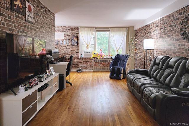 209-20 18th Ave 5E, Bayside, NY 11360