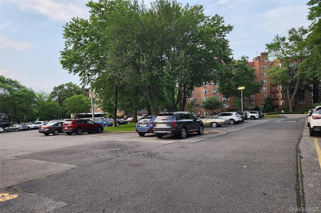 209-20 18th Ave 5E, Bayside, NY 11360