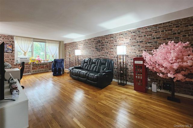 209-20 18th Ave 5E, Bayside, NY 11360