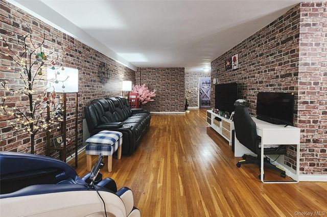 209-20 18th Ave 5E, Bayside, NY 11360