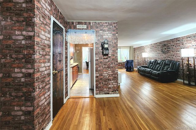 209-20 18th Ave 5E, Bayside, NY 11360