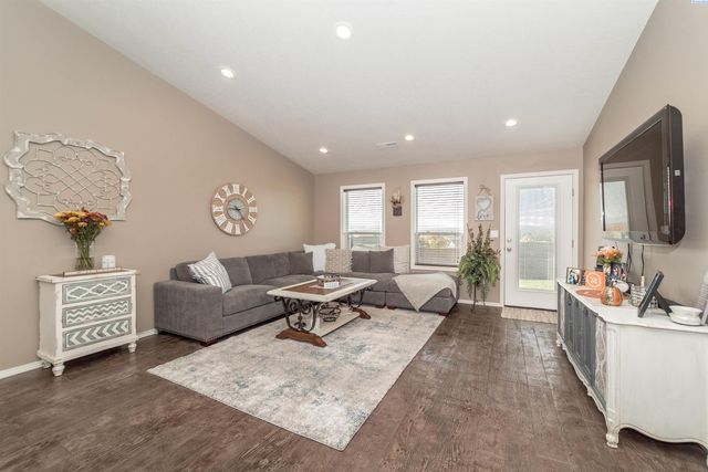 5704 Belmont Dr, Pasco, WA 99301