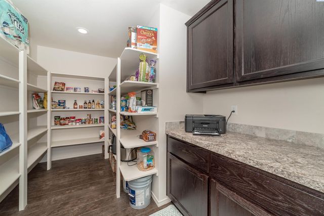 5704 Belmont Dr, Pasco, WA 99301