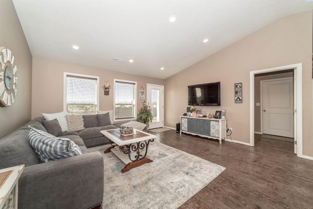 5704 Belmont Dr, Pasco, WA 99301