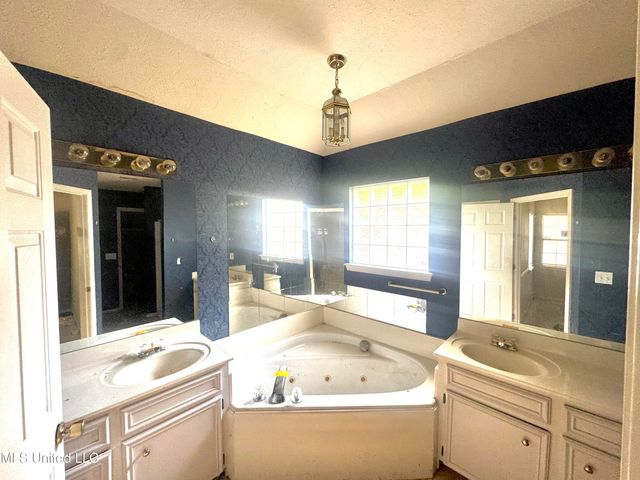 14 Fawn Grove, Jackson, MS 39212