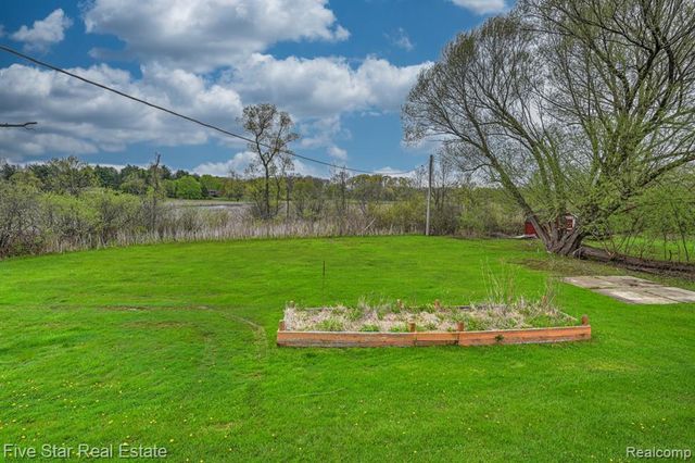 1857 E Rose Center Road, Holly, MI 48442