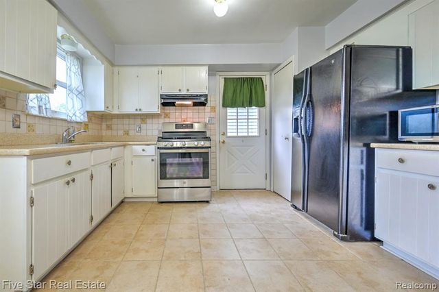 1857 E Rose Center Road, Holly, MI 48442