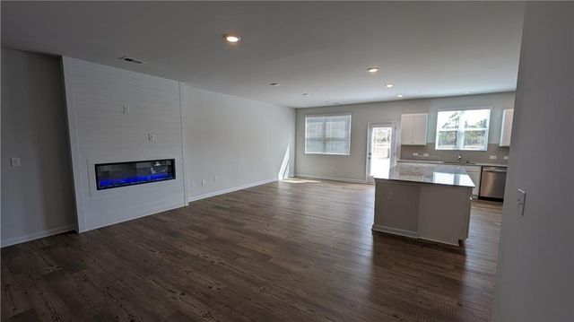 840 Point Place Drive, Loganville, GA 30052