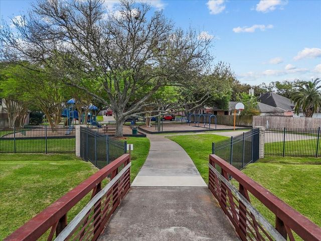 2026 Pembroke Bay Drive, League City, TX 77573