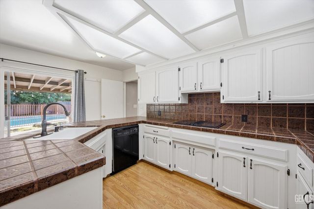 6619 Desmond Court, Bakersfield, CA 93308