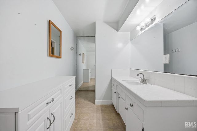 6619 Desmond Court, Bakersfield, CA 93308