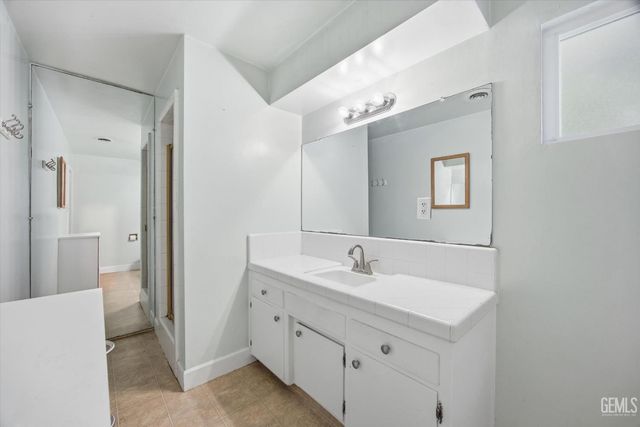 6619 Desmond Court, Bakersfield, CA 93308