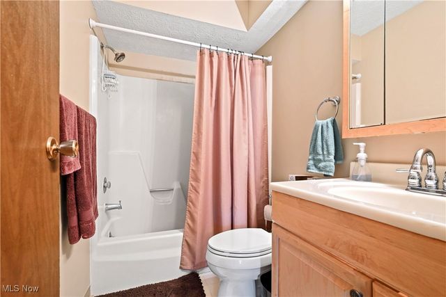 700 Lakeview Drive, Cortland, OH 44410