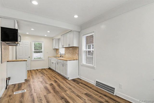 16682 Robson Street, Detroit, MI 48235