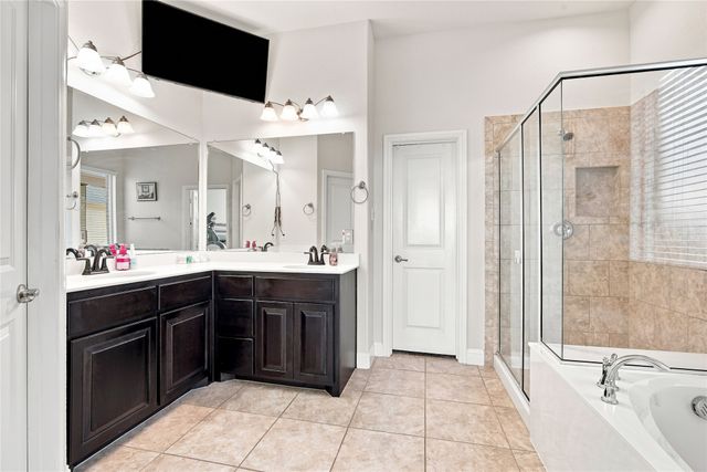 8121 Loretta Day Drive, Arlington, TX 76002