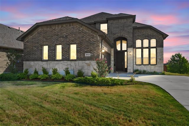 8121 Loretta Day Drive, Arlington, TX 76002