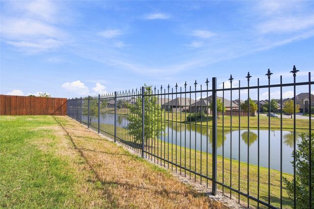 8121 Loretta Day Drive, Arlington, TX 76002