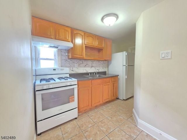 27 Geneva St, Elizabeth City, NJ 07206