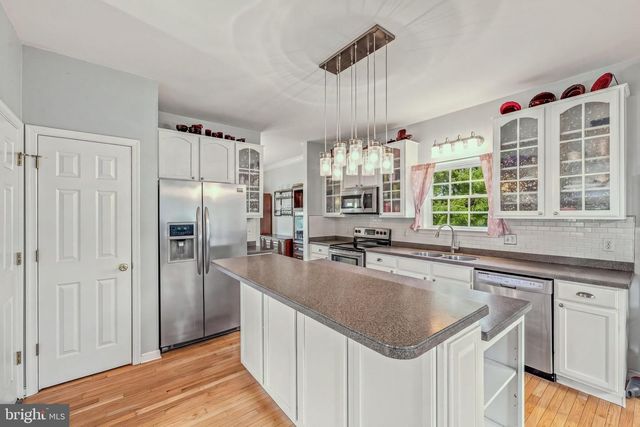 13 CREIGHTON CT, Martinsburg, WV 25404