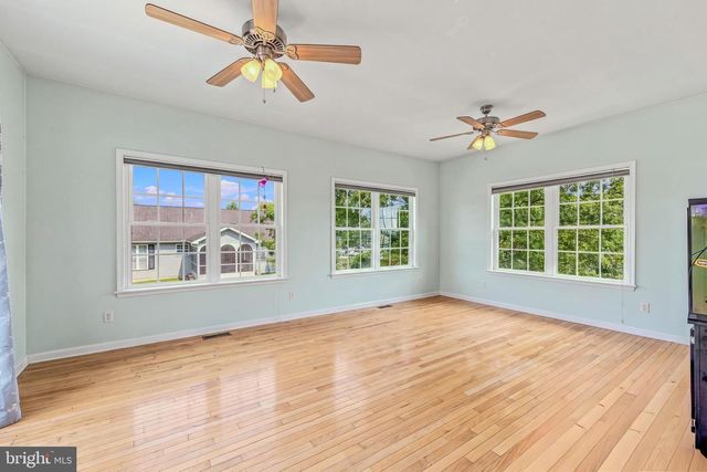 13 CREIGHTON CT, Martinsburg, WV 25404