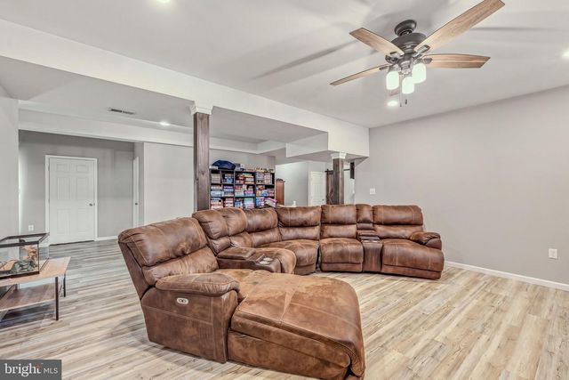 13 CREIGHTON CT, Martinsburg, WV 25404