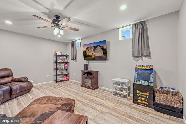 13 CREIGHTON CT, Martinsburg, WV 25404