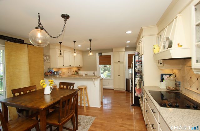 7 Middle Lane, Simsbury, CT 06070