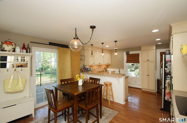 7 Middle Lane, Simsbury, CT 06070