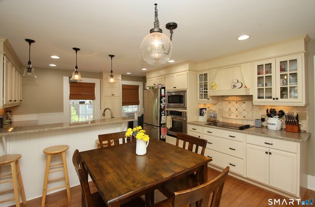7 Middle Lane, Simsbury, CT 06070