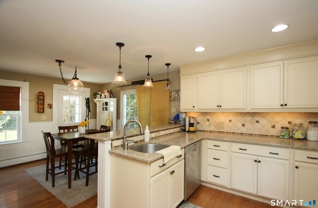 7 Middle Lane, Simsbury, CT 06070