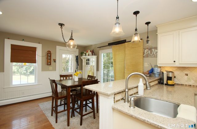 7 Middle Lane, Simsbury, CT 06070