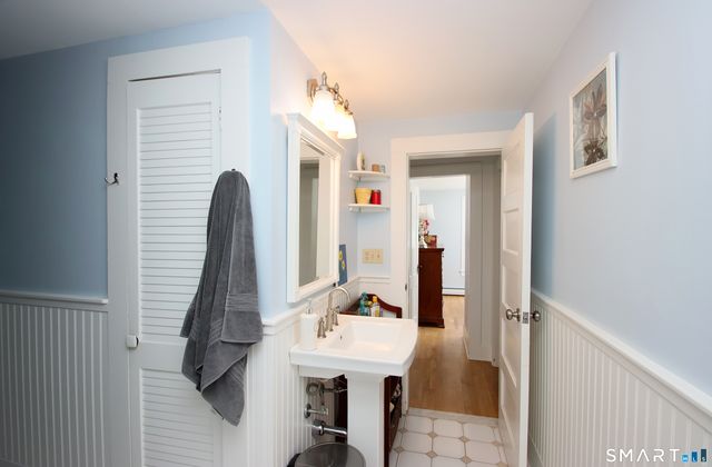 7 Middle Lane, Simsbury, CT 06070