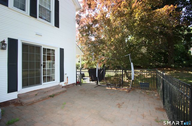 7 Middle Lane, Simsbury, CT 06070