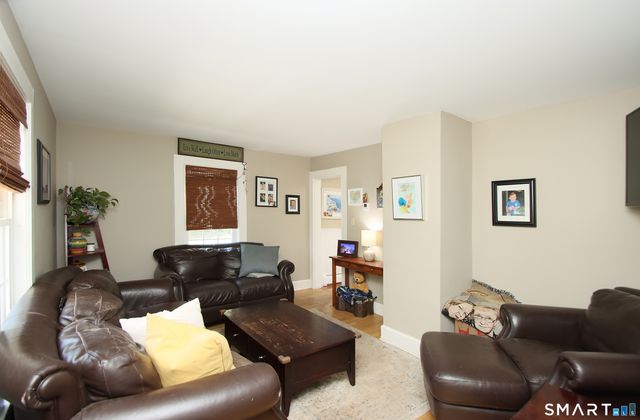 7 Middle Lane, Simsbury, CT 06070