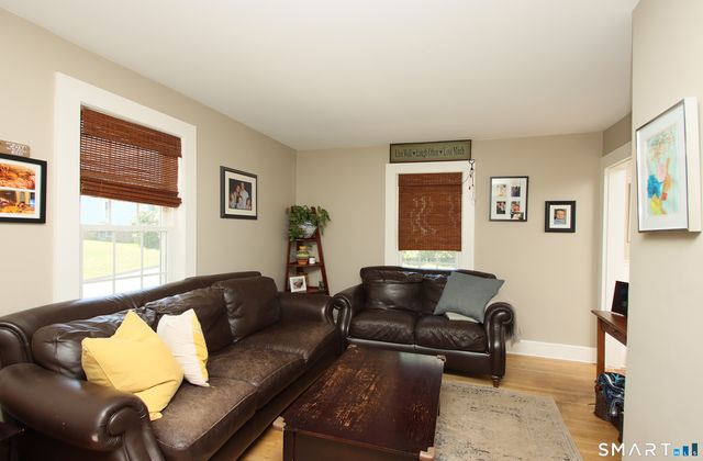 7 Middle Lane, Simsbury, CT 06070